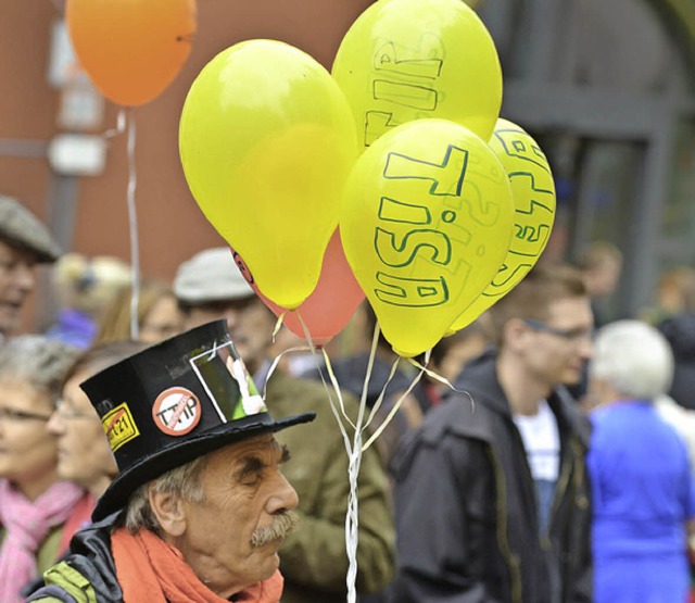 Auf der Demo vor dem Rathaus gegen TTIP &amp; Co.   | Foto: Rita Eggstein