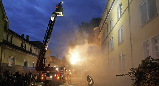 Drei Stunden lang dominierte die Lahre...Fast 100 Wehrleute waren im Einsatz.    | Foto: fotos: wolfgang knstle