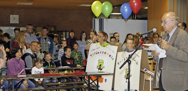 Der Vorsitzende des Frdervereins Manf...enzler hlt beim Schulfest eine Rede.   | Foto: Heidi Fssel
