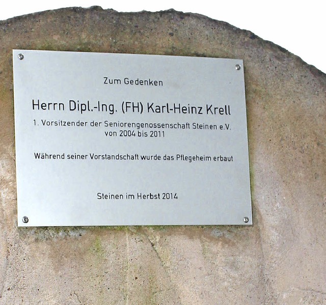 Eine Gedenktafel fr den langjhrigen ...jetzt den Mhlstein vor dem Mhlehof.   | Foto: Bertsch