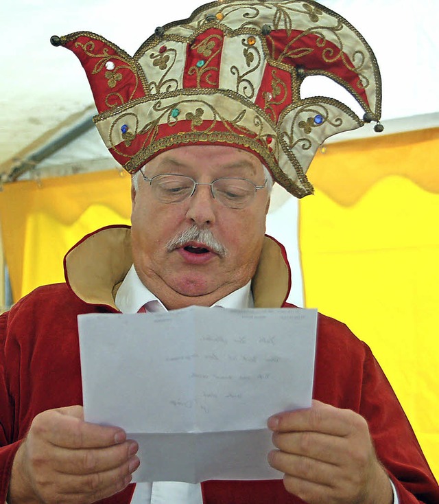 Wilfried Markus fhrt mit Narrenkappe durch die Ausstellung.  | Foto: Petra Wunderle