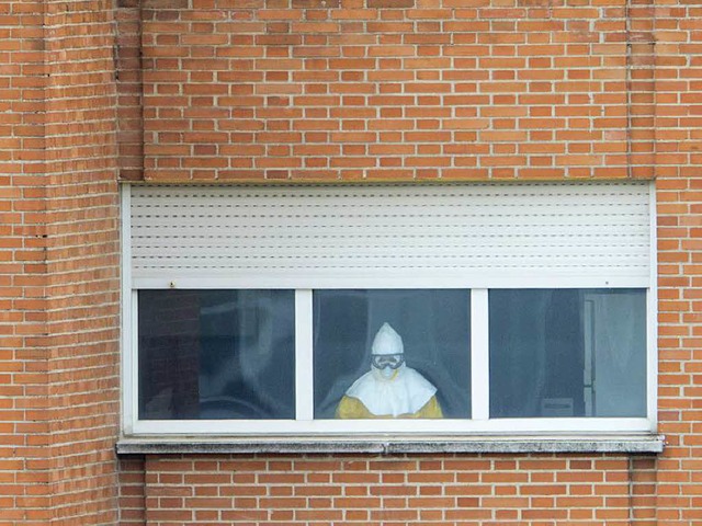 Ein Mitarbeiter der Madrider Klinik, i...undheitsbehrden seit Sonntag besser.   | Foto: AFP