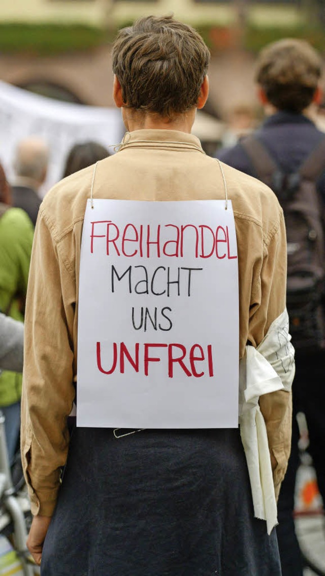Klare Ansage: Ein Demonstrant in Leipz... Grnen fr eine grne Landwirtschaft.  | Foto: dpa/Rita Eggstein