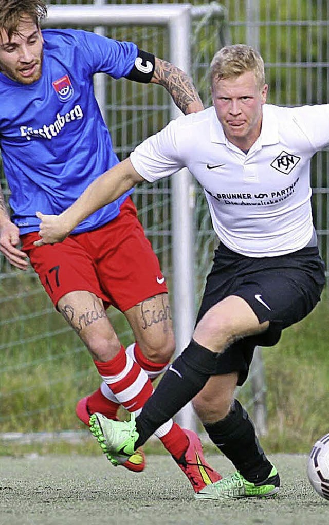 Bjrn D&#8217;Antino (rechts) vom FC N...n Torerfolg gelang ihm  jedoch nicht.   | Foto: Reinhardt