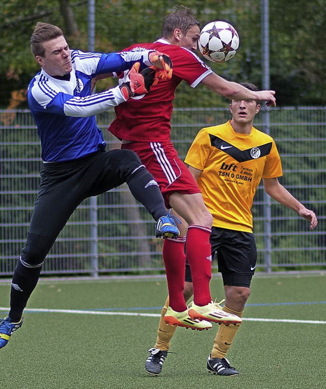 Umstrittene Szene: Der Dottinger Johan...hter Oliver Butz und erzielt das 3:0.  | Foto: Kreienkamp