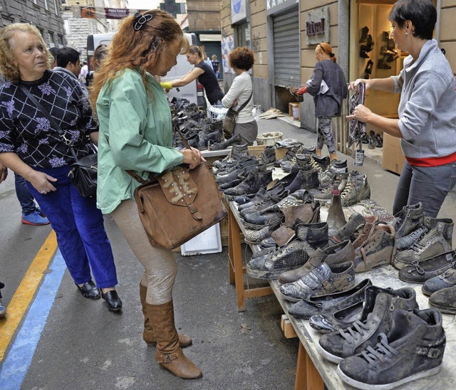 Ladenbesitzer bieten in Genua auf eine...beschdigte Ware zu Sonderpreisen an.   | Foto: dpa
