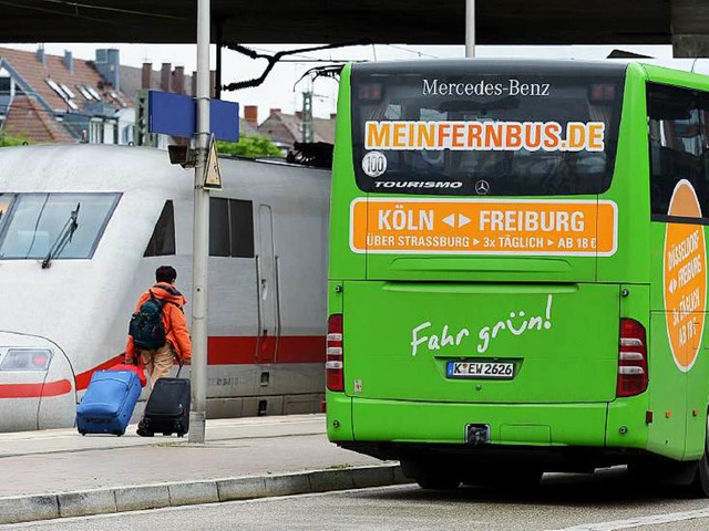 Alle Busanbieter wollen nah ran an die... wie hier in Freiburg, inzwischen eng.  | Foto: Thomas Kunz/dpa