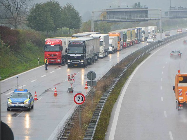 Die Polizei musste eine Fahrbahn sperren.  | Foto: Peter Gerigk