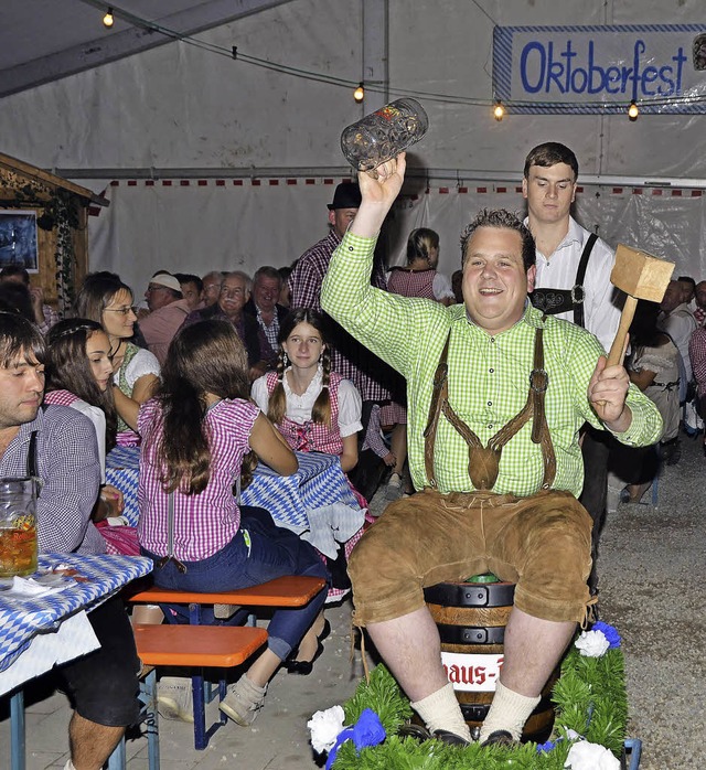 Kiechlinsbergen. Oktoberfestwirt Stefa...ierfass wird ins Festzelt eingefahren.  | Foto: Roland Vitt
