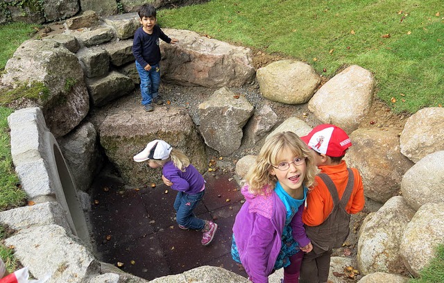 Mit Begeisterung nahmen die Kinder die neuen Spielgerte in Beschlag.  | Foto: Erhard Morath