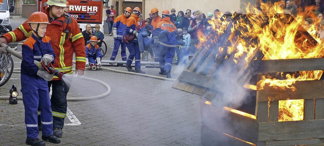 Herbstfest Feuerwehr KndringenVorfhrung einer bung der Jugendfeuerwehr  | Foto: Aribert Rssel