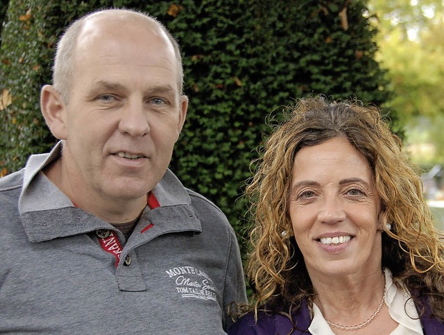 Herbert Schneider und Daniela Rexter-Saunders von der Friedhofsverwaltung.   | Foto: Wolfgang Beck