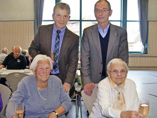 <Text>Maria Kopp (links) feierte ihren...att und Pfarrer Josef Tnzler. </Text>  | Foto: Liane Schillinf