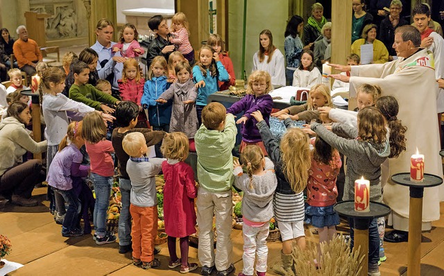 Zahlreiche Kinder nahmen beim Erntedan...h an der Segnung der Erntegaben teil.   | Foto: martin hau