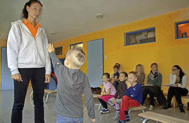 Klein gegen Gro: Kindergartenkinder lernen,  sich gegen Erwachsene zu wehren.   | Foto: susanne Ehmann