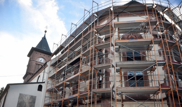 Die St. Nikolaus-Pfarrkirche  mit unge...dauern voraussichtlich bis Ende 2015.   | Foto: Bernd Fackler