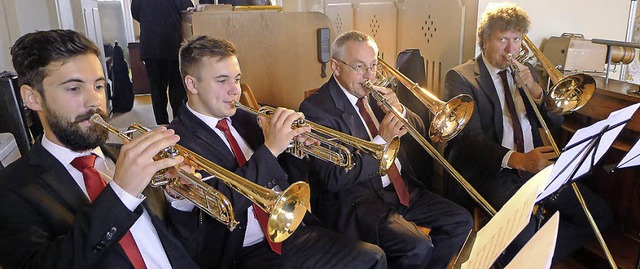 Die Trompeter Alexander und Sebastian ...lfahrt bei seinem Jubilumshhepunkt.   | Foto: Eva Korinth