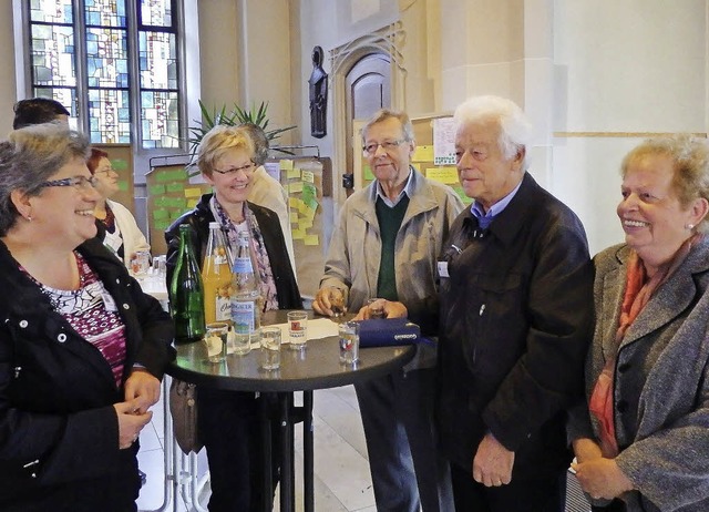 Austausch in St. Josef: Die Pfarrgemei...) im Gesprch mit Pfarreimitgliedern.   | Foto: Johanna Hgg