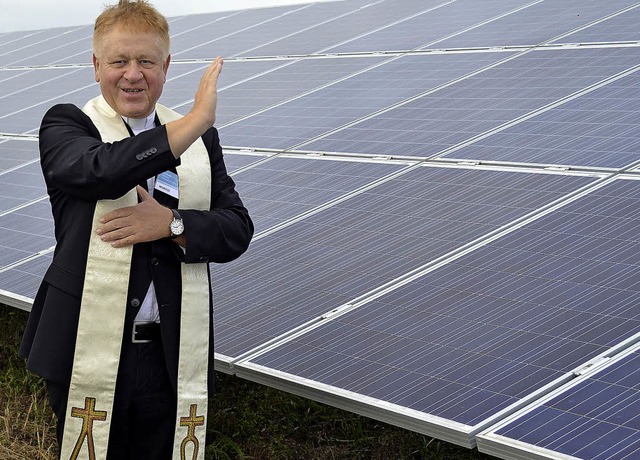 Claus Jilg vom Erzbischflichen Ordina...burg gibt dem Solarpark seinen Segen.   | Foto: Harald Rudolf
