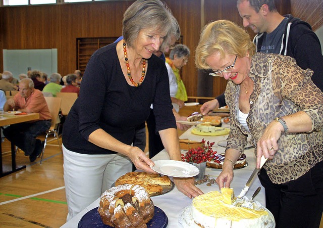 Ortsvorsteherin Sabine Hartmann-Mller schneidet Kuchen.  | Foto: Petra Wunderle