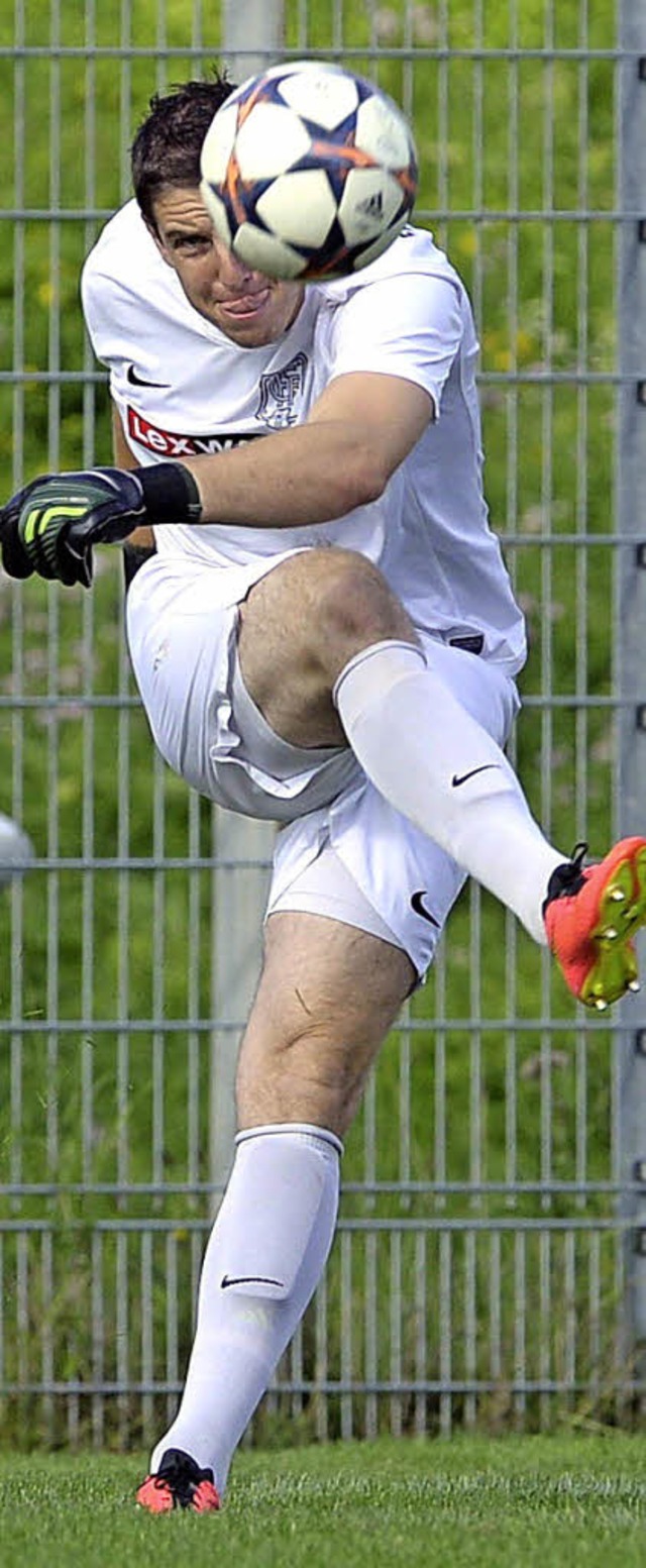 Er kann nicht nur hart den Ball abschl...odric vom Oberligisten Freiburger FC.   | Foto: seeger