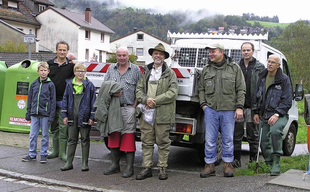 Mit 24 Personen nahmen die Angler die Wieseputzete vor.   | Foto: Privat