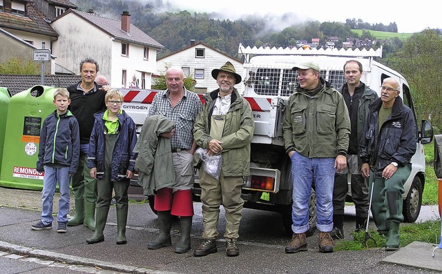 Mit 24 Personen nahmen die Angler die Wieseputzete vor. | Foto: Privat Mit 24 Personen nahmen die Angler die Wieseputzete vor. | Foto: Privat