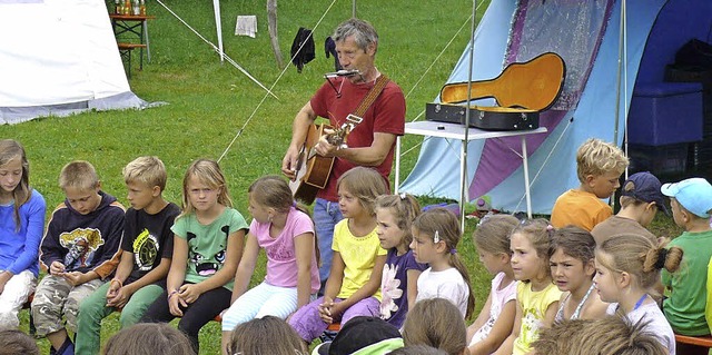 &#8222;Mr. Spieldorf&#8220;, oder auch...0 Spieldorf-Kinder auf Gesang bringen.  | Foto: Sylvia Bleckmann