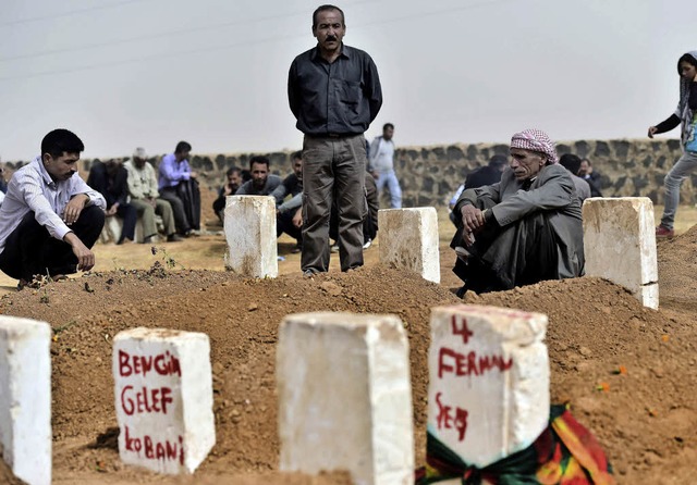 Trauer: Jeden Tag aufs Neue  werden  t... Kobane ins trkische Suruc gebracht.   | Foto: afp