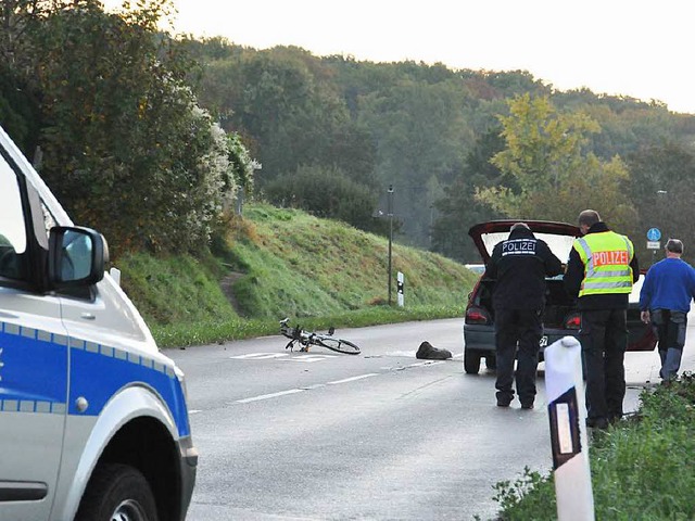 Die Polizei bei der Unfallaufnahme.  | Foto: Helmut Seller