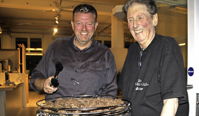 Gnter Hierholzer (links) und Dieter Barf haben Spa mit dem neuen Lotus-Grill.   | Foto: kf