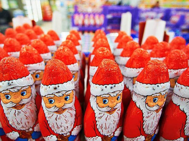 Weihnachtsmnner aus Schokolade stehen...anche Kunden durchaus kritisch sehen.   | Foto: ddp