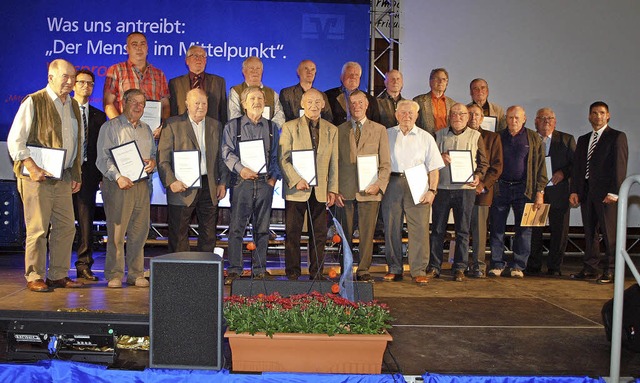 Langjhrige Volksbank-Mitglieder wurde...er Herbolzheimer Breisgauhalle geehrt.  | Foto: Michael Haberer