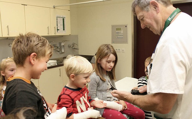 Tut ja gar nicht weh: Beim Trffnerta...h Kinder einen Gips verpassen lassen.   | Foto: Helios-Klinik