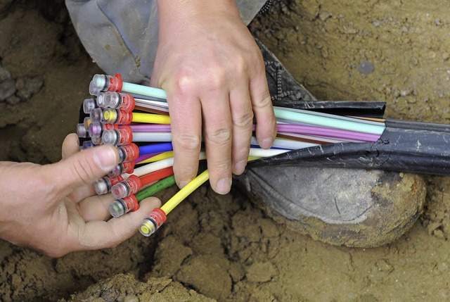 Ein Glasfaserkabel wie dieses soll bal...orf mit schnellem Internet versorgen.   | Foto: Peter Kneffel, dpa