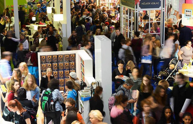 &#8222;Fr Leser ist die Buchmesse imm...nschenmengen unterwegs zu sein.&#8220;  | Foto: dpa