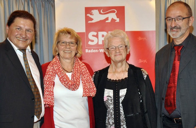 Oswald Prucker (links) ehrt die SPD-Gr... und das Ehepaar Iris und Reiner Hug.   | Foto: Julius Steckmeister