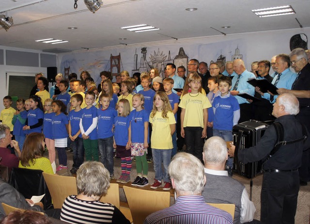 Der Chor der Josef-Anton-Sickinger-Gru... und Gesang (rechtes Bild von links).   | Foto: Reinhard Herbrig