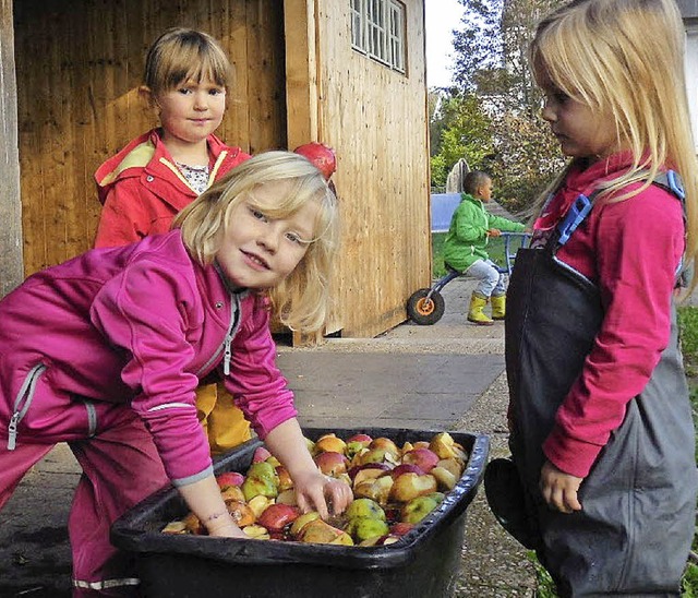 Zuerst wuschen die Kinder die pfel, bevor sie sie fein mahlten.   | Foto: zvg