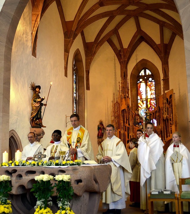 Festgottesdienst zum Jubilum 500 Jahr...her (v. lks.) am Altar von St. Georg.   | Foto: Nikolaus Bayer