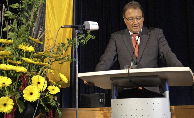 Jochen Walter spricht vor Landrten und Ministerprsident Kretschmann in Kehl.   | Foto: Christine Storck