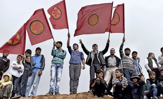 Kurden schwingen die Fahne der PKK bei...g von kurdischen Kmpfern aus Kobane.   | Foto: AFP