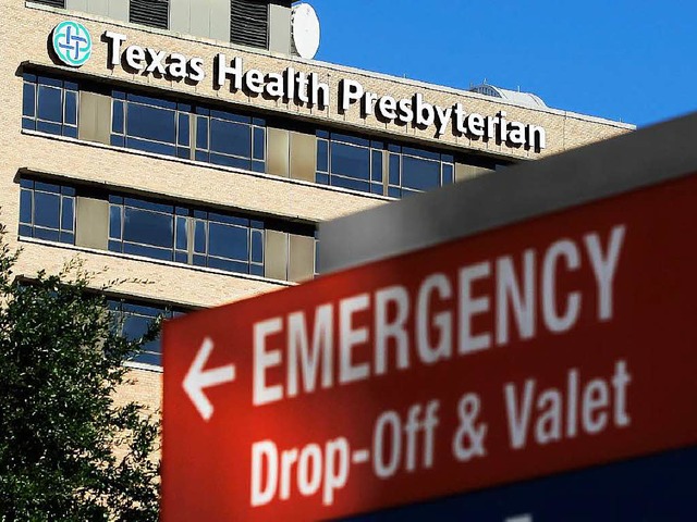 Die Frau hatte sich bei ihrer Arbeit in der Klinik in Texas angesteckt.  | Foto: AFP