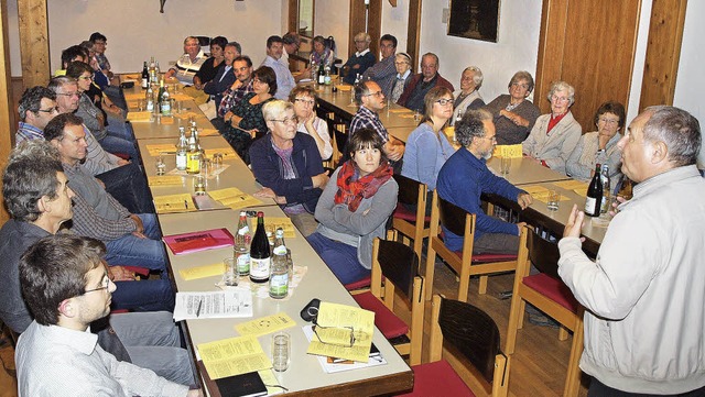 Pfarrer Frank Martin erklrt, wie die ...chengemeinde Kenzingen entstehen soll.  | Foto: Haberer
