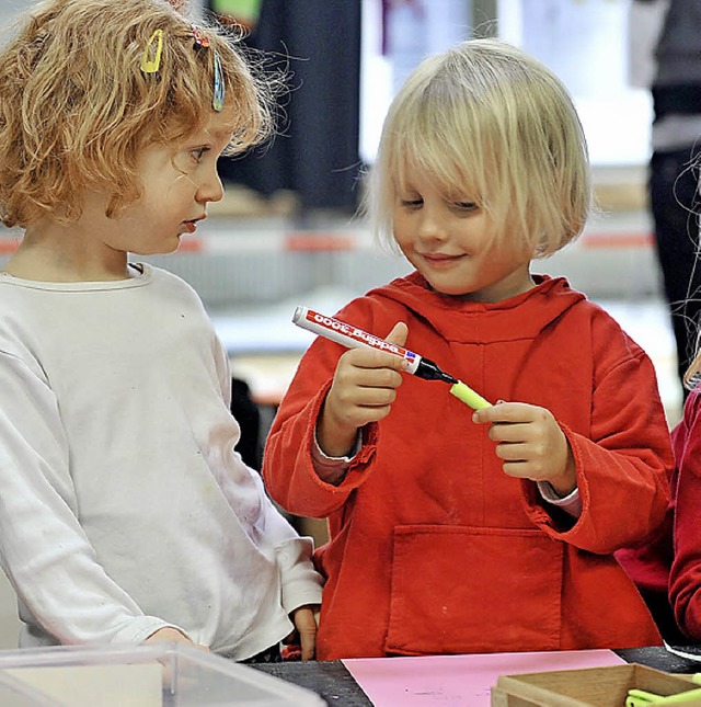 Geschichten hren, Geschichten malen: Kinder beim Lirum Larum Lesefest 2012  | Foto: Rita Eggstein