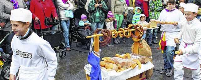 Der Ernteaufzug der Grundschler um 14...chler stellt  daHandwerkerberufe dar.  | Foto: Maier