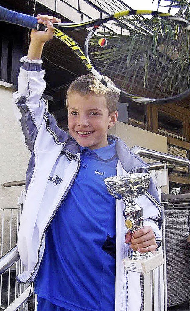 Leon Duttlinger hat die  Bezirksmeiste...iner Altersklasse im Tennis gewonnen.   | Foto: Privat