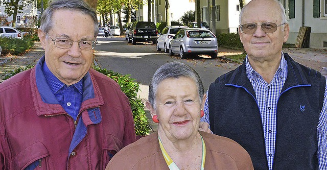 Manfred Lang, Marianne Grether und Jos... die Wohnqualitt in der Gartenstadt.   | Foto: Lauber