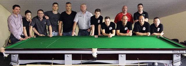 Die Snooker-Mannschaft am neuen Tisch ...daneben Peter Wagner und Simon Barker.  | Foto: Privat