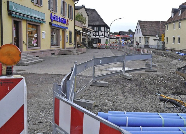 Vor dem Geschftshaus auf dem Schlegel...chen Gemeinde und Anliegern noch aus.   | Foto: julius steckmeister